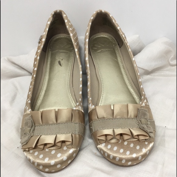 Fergalicious- Gold  flats with white polka dots - Picture 2 of 12